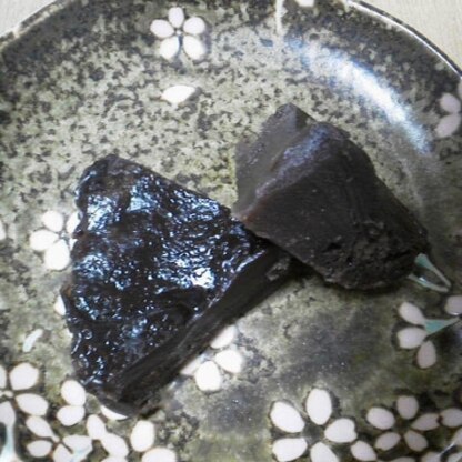 黒いお皿に盛ってしまったので、見栄え悪いですが(^-^;
黒糖ういろうのようで美味しかったです。